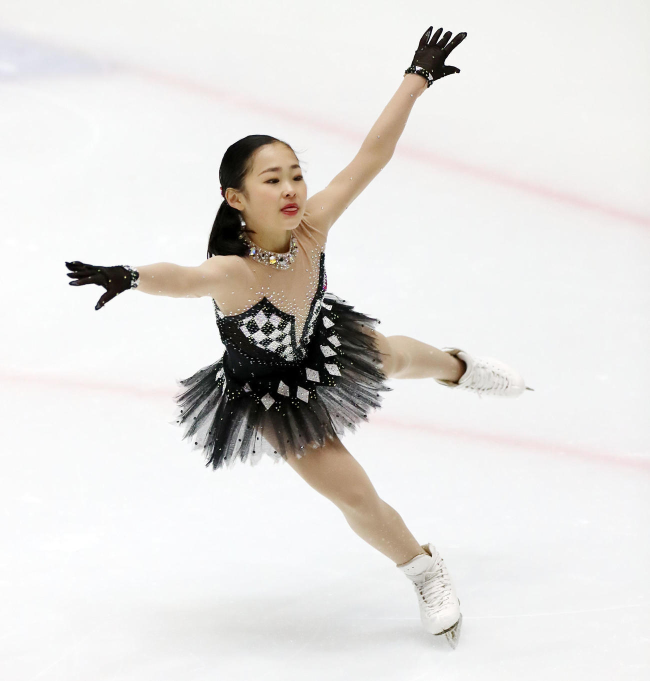 レイクカップ　ノービス女子の部に出場し演技を披露する島田麻央（撮影・加藤哉）