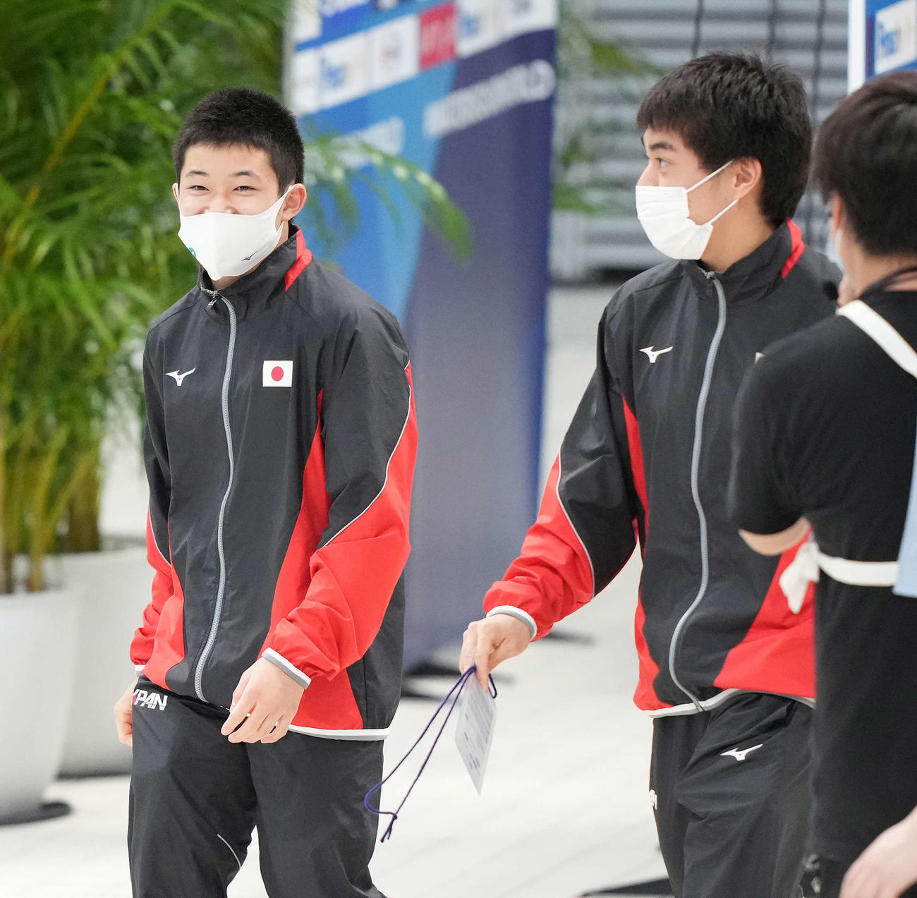 男子高飛び込みで準決勝進出を決め、笑顔で話す玉井（左）と西田（撮影・鈴木みどり）