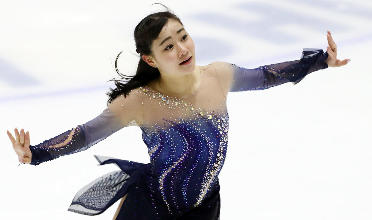 レイクカップ　シニア女子の部に出場し演技を披露する河辺愛菜（撮影・加藤哉）