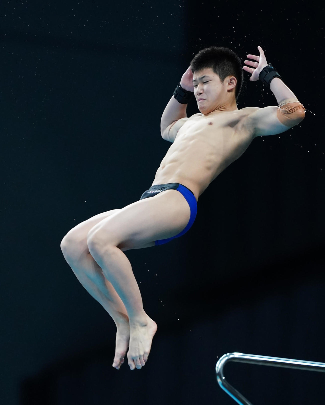 男子高飛び込み決勝で演技をする玉井（撮影・菅敏）