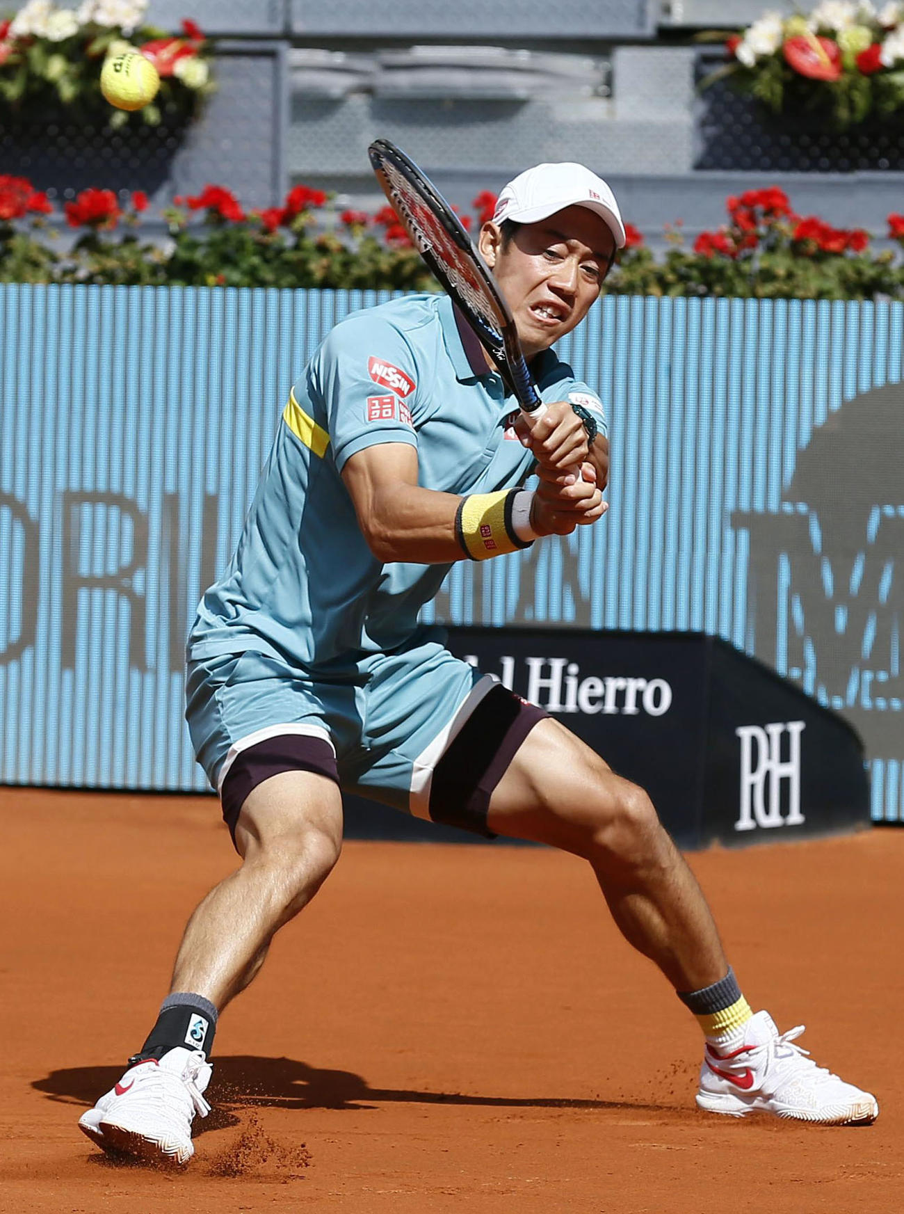 男子シングルス1回戦でカレン・ハチャノフと対戦する錦織圭（共同）