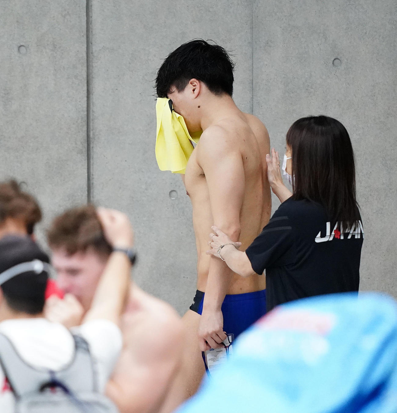 男子板飛び込み予選で19位に終わり、タオルで顔を覆い引き揚げる須山（撮影・菅敏）