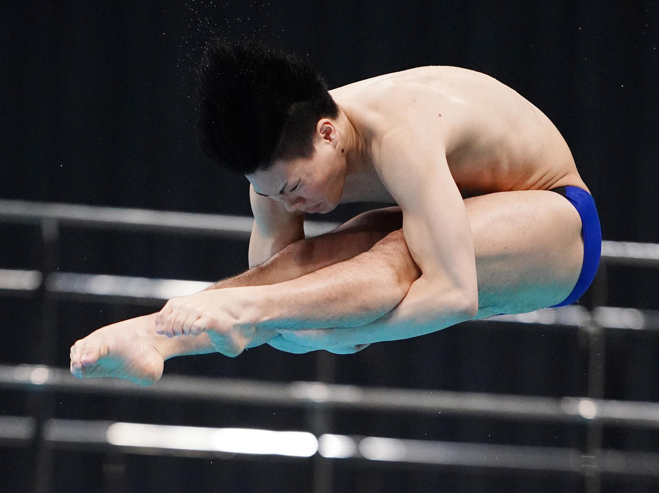 男子板飛び込み予選で演技をする須山（撮影・菅敏）