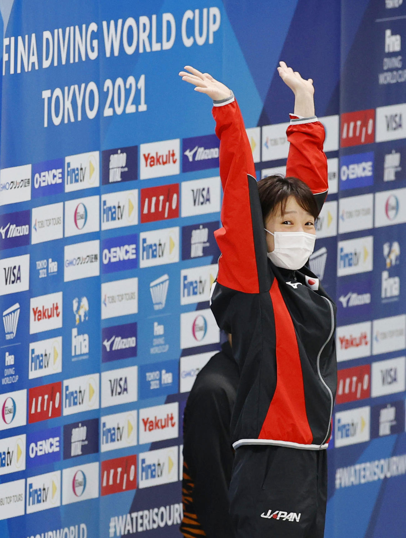 女子高飛び込みで2位となり、表彰式で手を振る荒井祭里（共同）