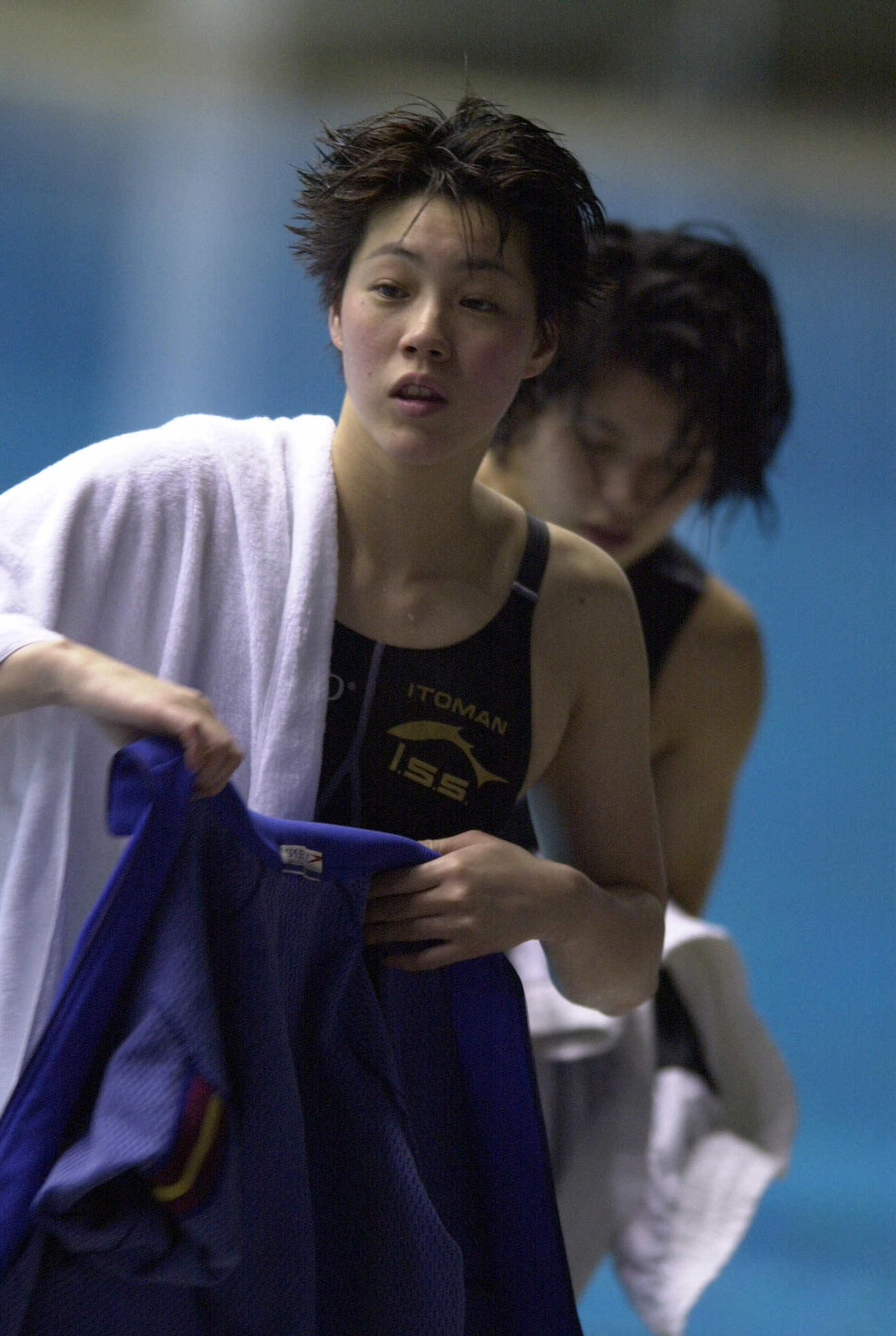 水泳日本選手権女子100メートル自由形決勝　千葉すず（手前）は源純夏（奥）に敗れぼう然
