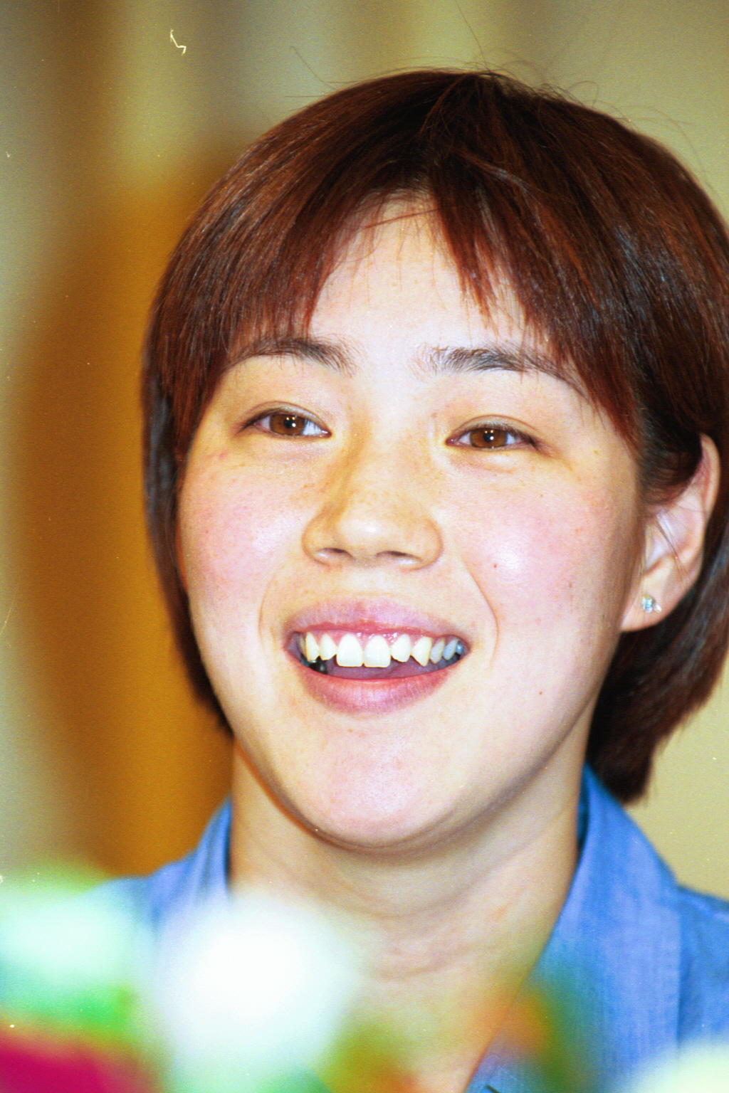 聴聞会が終わり涙をためながら会見する千葉すず
