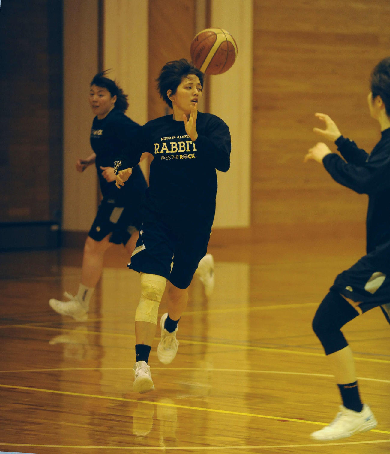初日の全体練習に取り組む北川（中央）