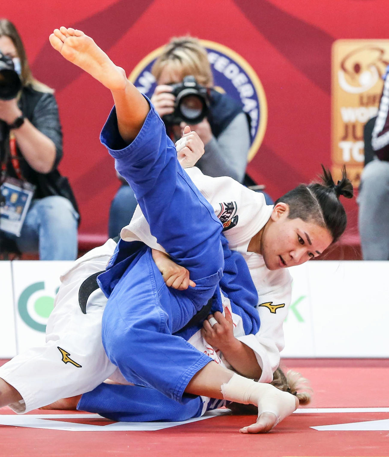 女子48キロ級決勝　ロシアのイリーナ・ドルゴワ（下）を破り優勝した渡名喜風南（国際柔道連盟提供・共同）