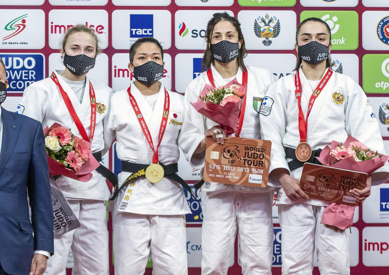 女子48キロ級で優勝し、表彰台で金メダルを胸にする渡名喜風南（左から2人目）ら（国際柔道連盟提供・共同）