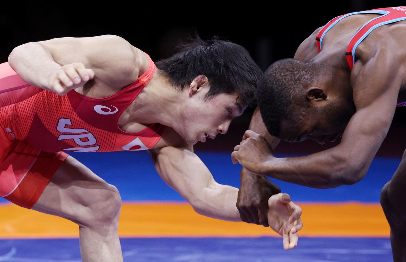 レスリング東京五輪世界最終予選の準決勝　キューバ代表アンドリュー（右）を攻める高橋侑希（ロイター）