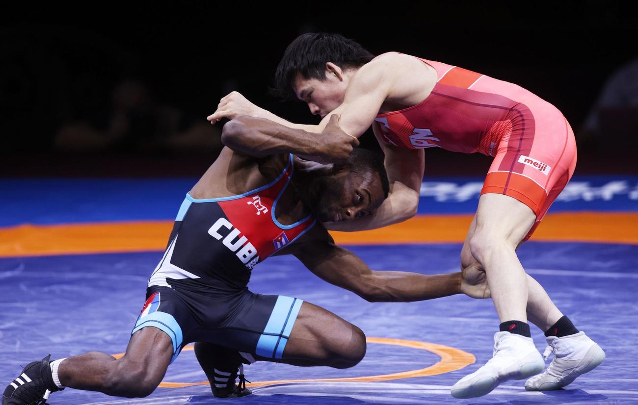 レスリング東京五輪世界最終予選の準決勝　キューバ代表アンドリュー（左）、高橋侑希（ロイター）