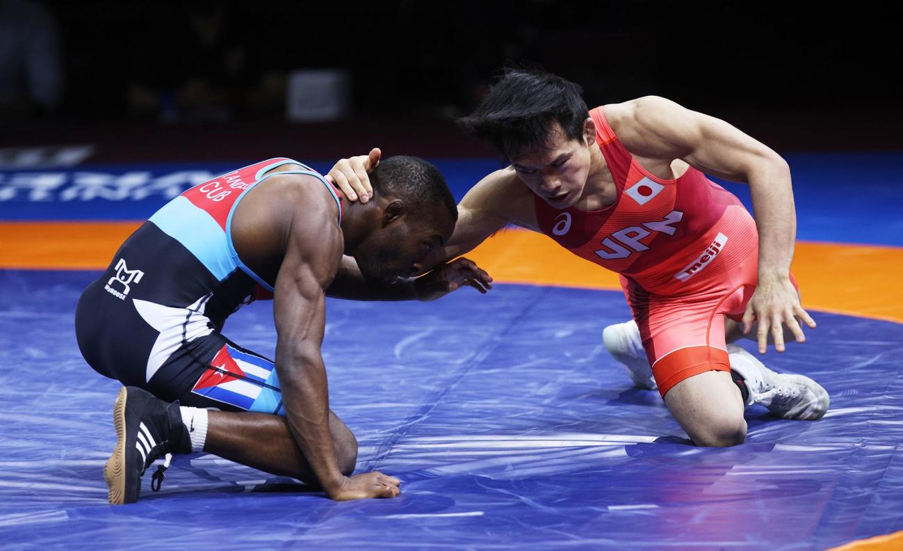 レスリング東京五輪世界最終予選の準決勝　キューバ代表アンドリュー（左）、高橋侑希（ロイター）