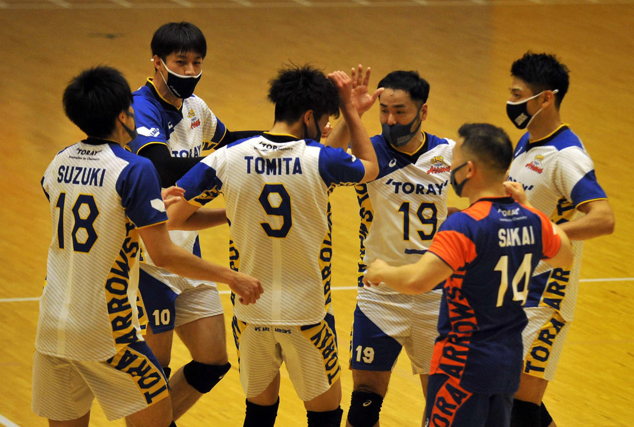 得点後に仲間と喜ぶ東レの梅野（右から3人目）