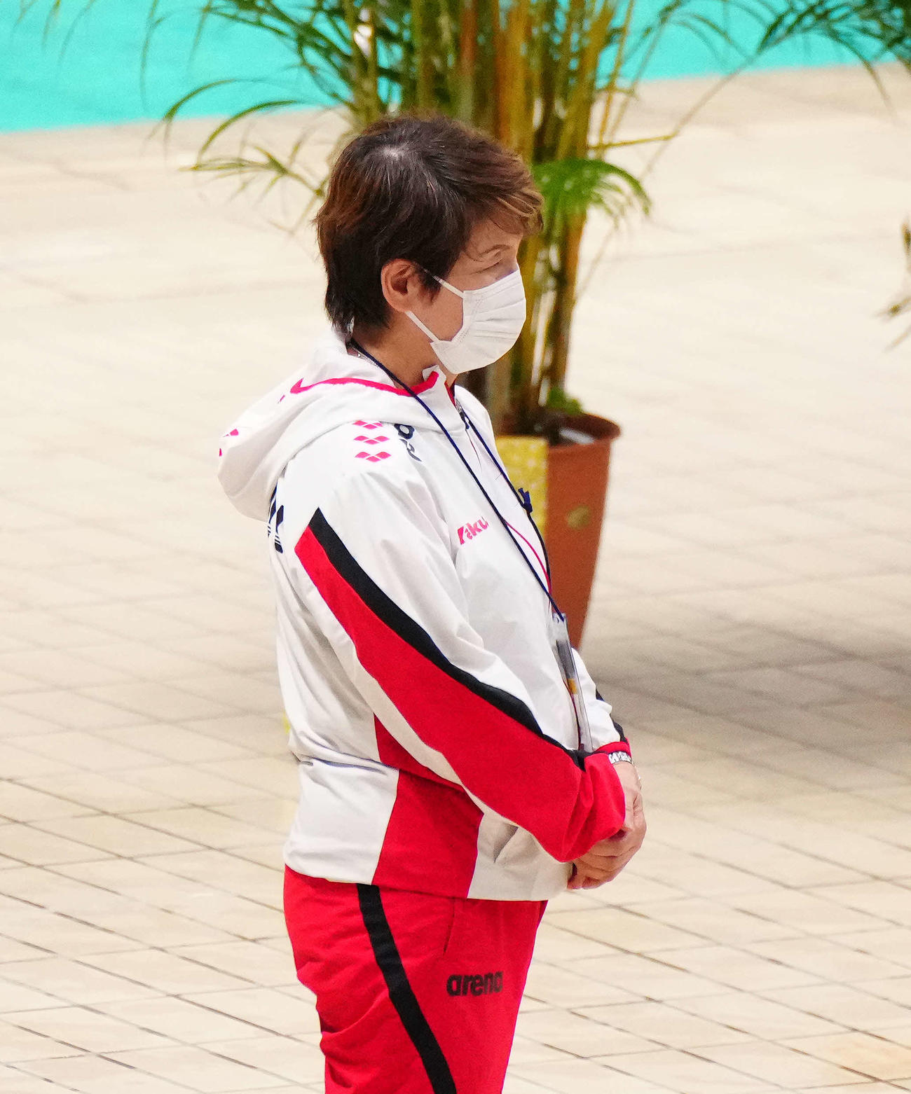 チームテクニカルにオープン参加する日本代表の演技を見つめる井村ヘッドコーチ（撮影・江口和貴）