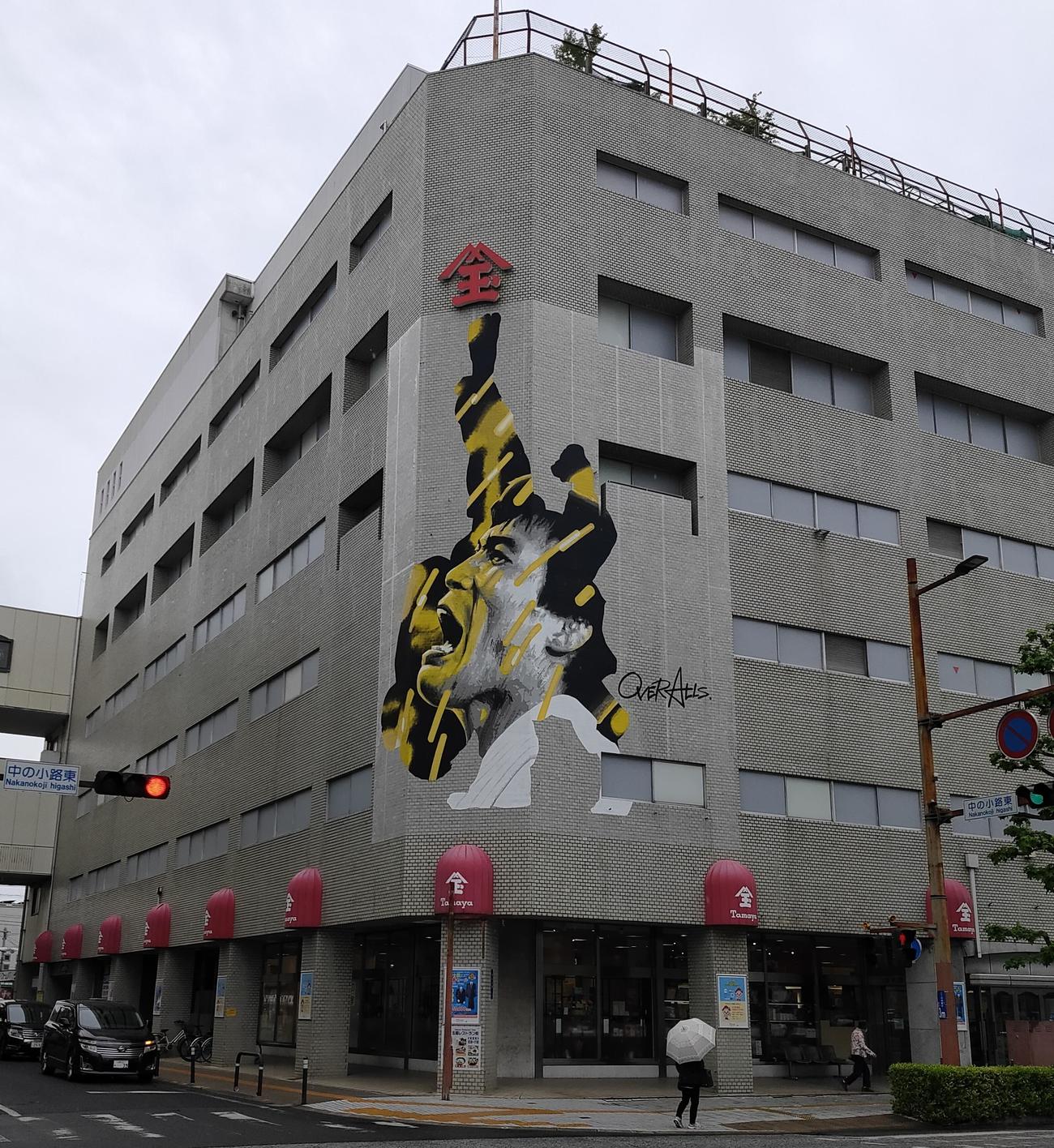 佐賀玉屋の壁に描かれた古賀稔彦さんの巨大アート