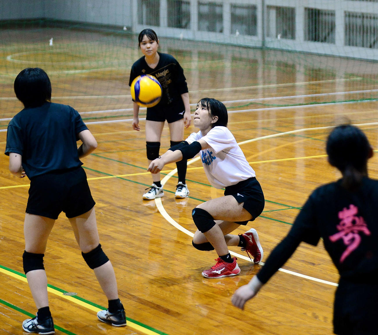 実戦形式の練習に励む相良・金谷の選手たち。中央が白岩、奥が水野主将