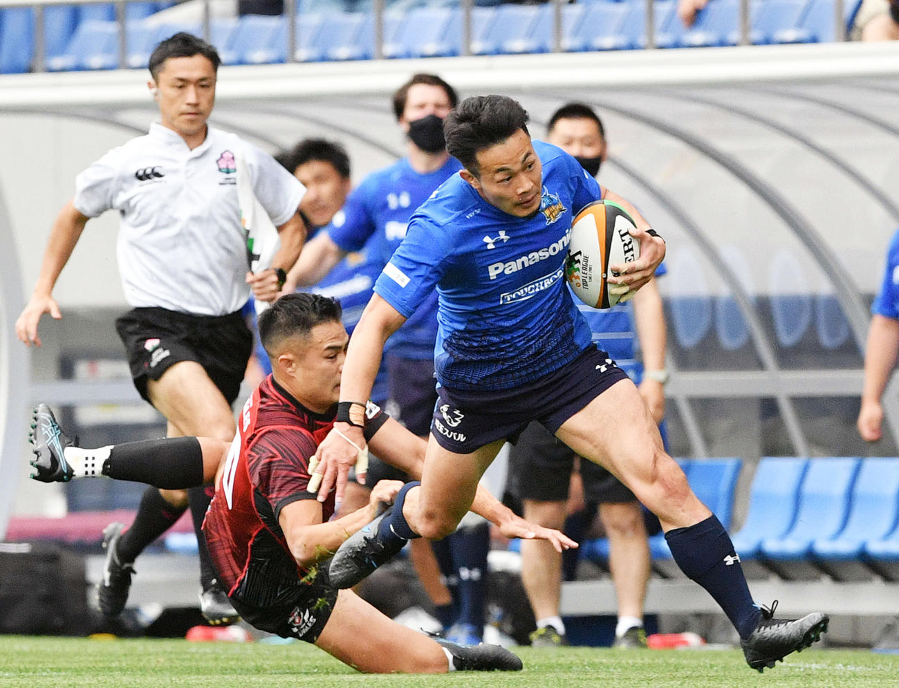 後半、キヤノンSO田村（左）をかわしてトライを決めたパナソニックWTB福岡（撮影・滝沢徹郎）