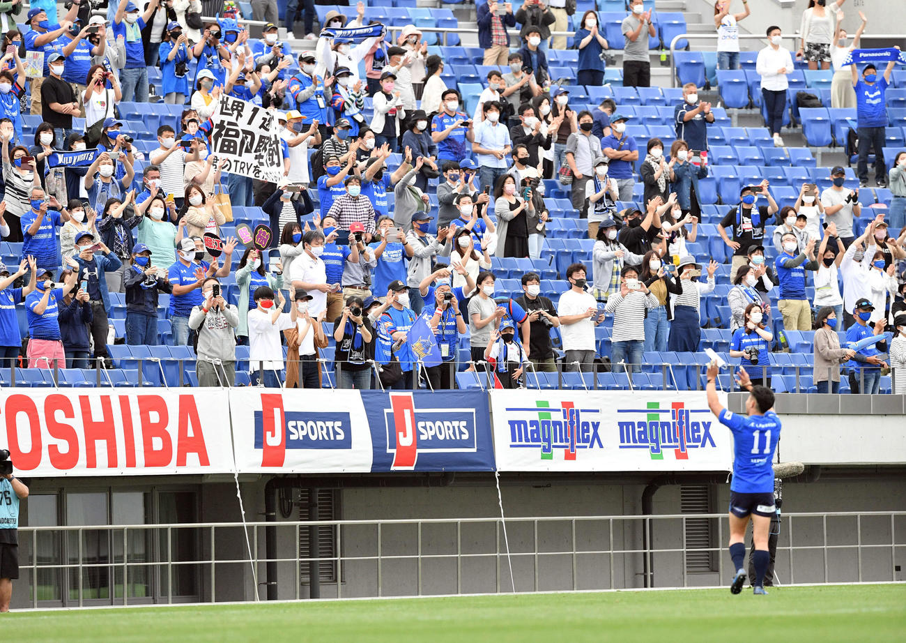 試合後ファンの声援に応じるパナソニックWTB福岡（撮影・滝沢徹郎）