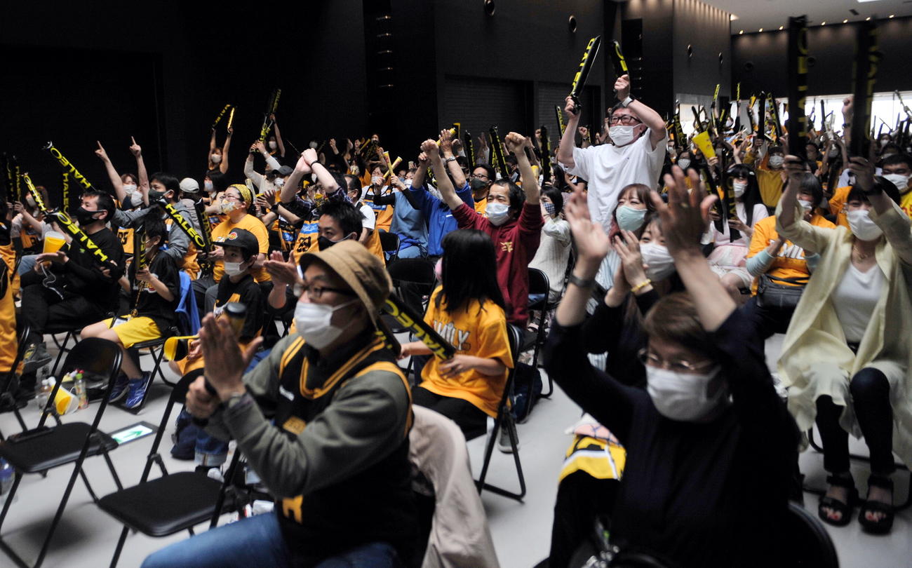 集まった約200人の仙台ブースターは、試合終了直前の逆転シュートに大喜び