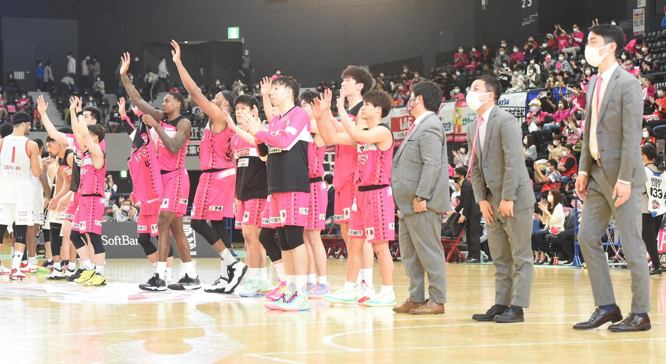 ブースターにあいさつする秋田の選手たち