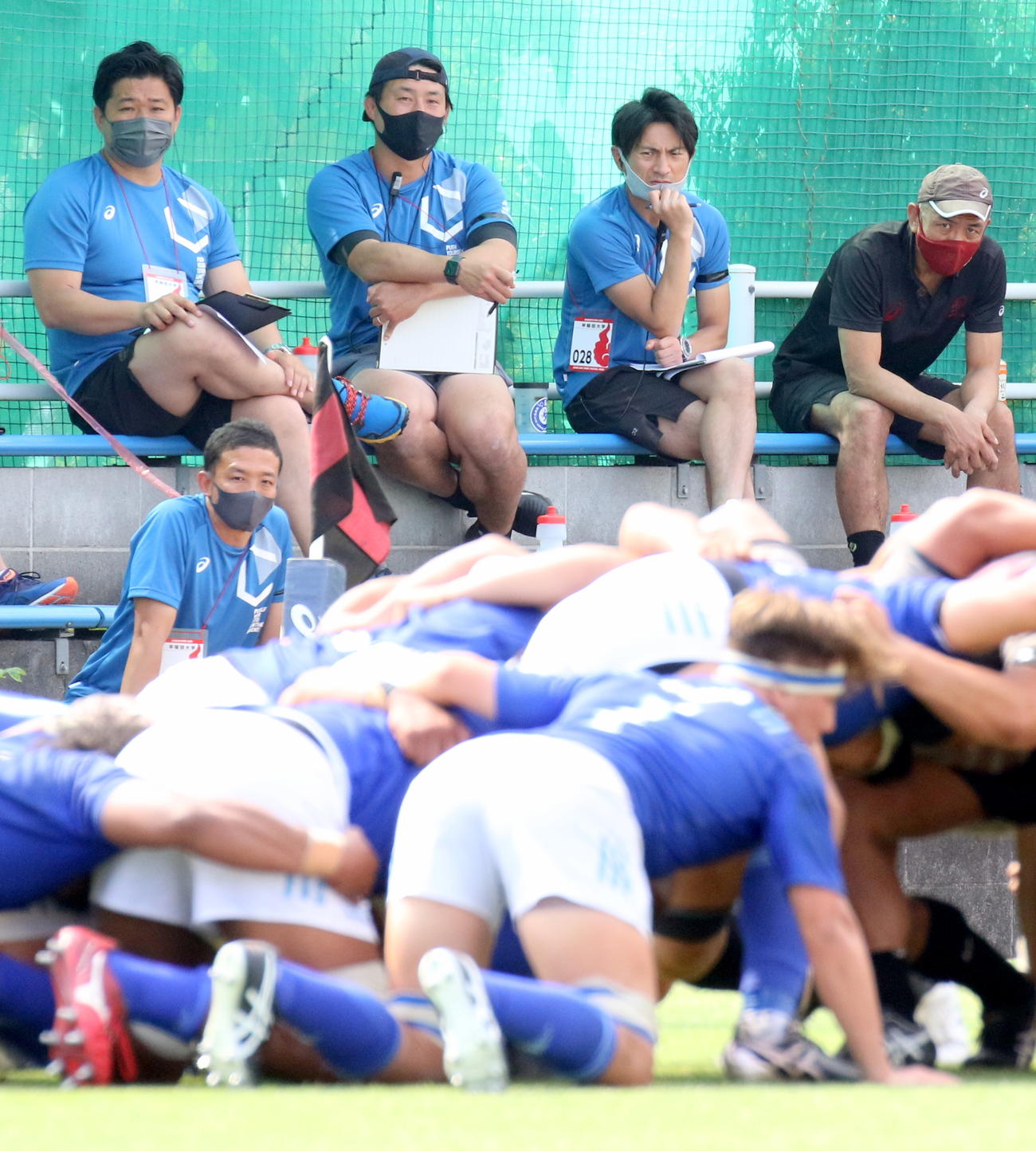 初陣となった東海大戦でスクラムを見る早大の大田尾新監督（左端）。右端は相良アドバイザー（前監督）（撮影・木下淳）