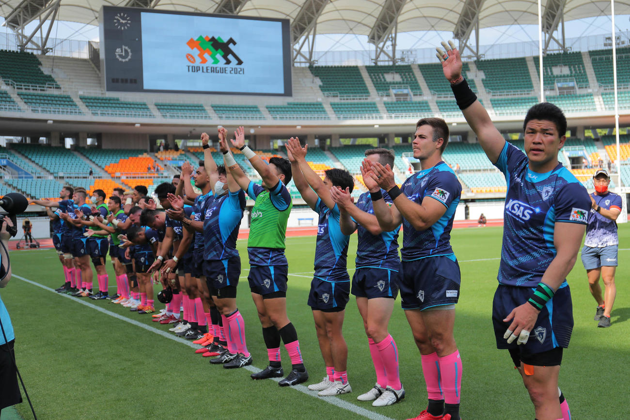 神戸製鋼戦で勝利したクボタの選手たち(C)JRFU
