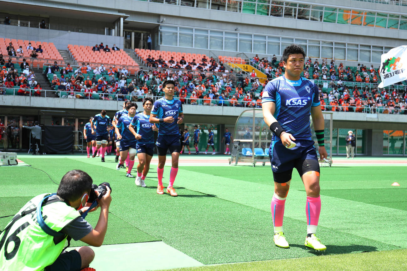 神戸製鋼戦に先頭で入場するクボタCTB立川理道主将とSH谷口和洋（前から3人目）(C)JRFU