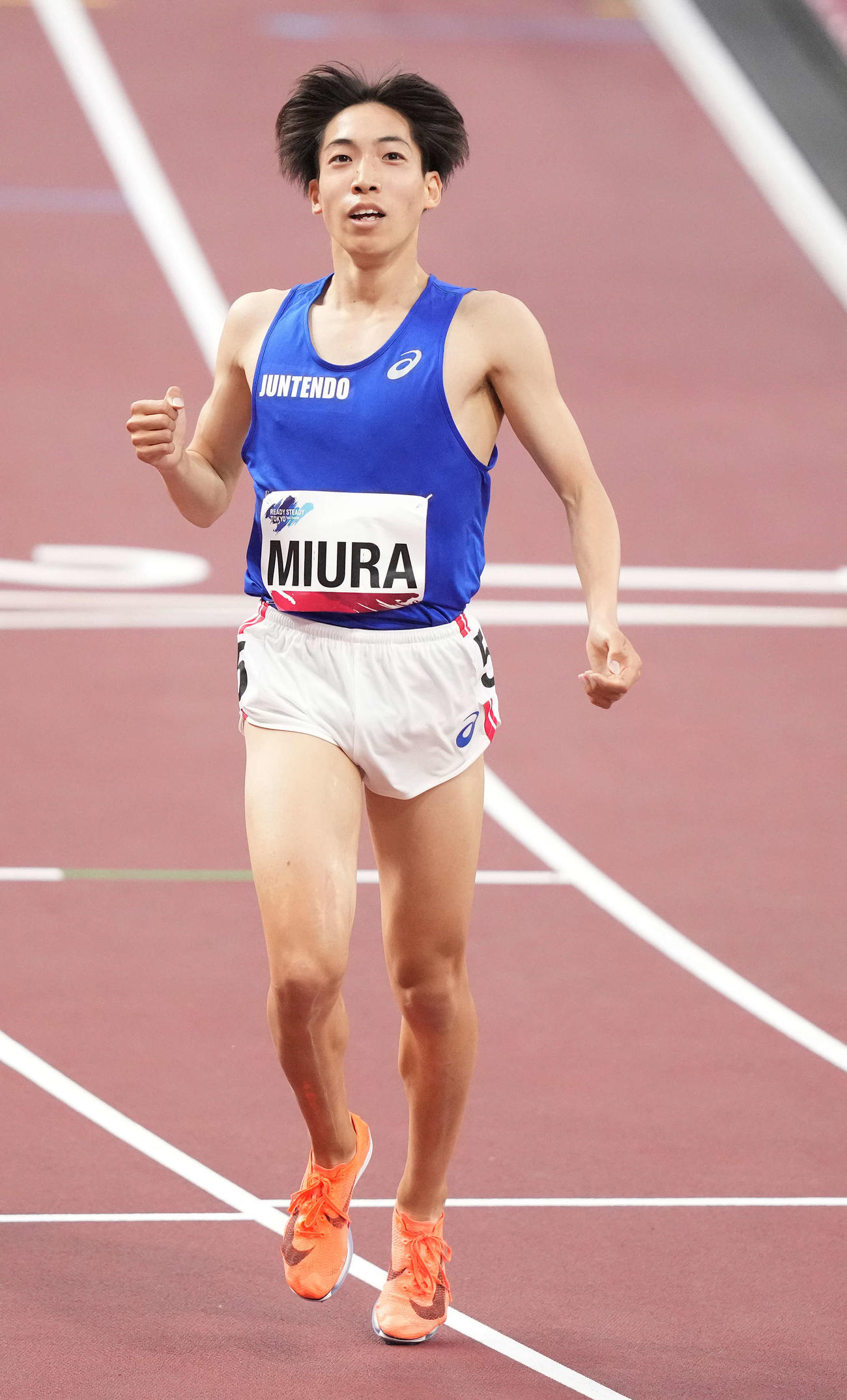 男子3000メートル障害で日本新記録で優勝し、ガッツポーズする三浦（撮影・鈴木みどり）