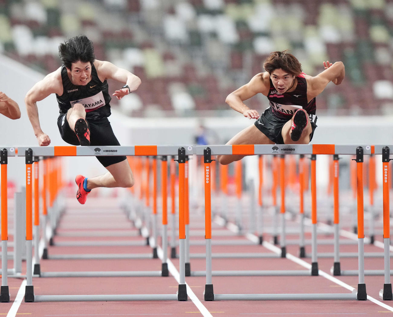 男子110メートル障害で優勝の金井（右）。左は高山（撮影・鈴木みどり）