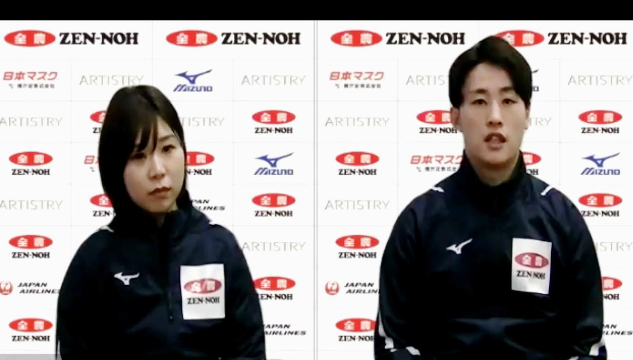 オンラインで記者会見する吉田夕（左）、松村組