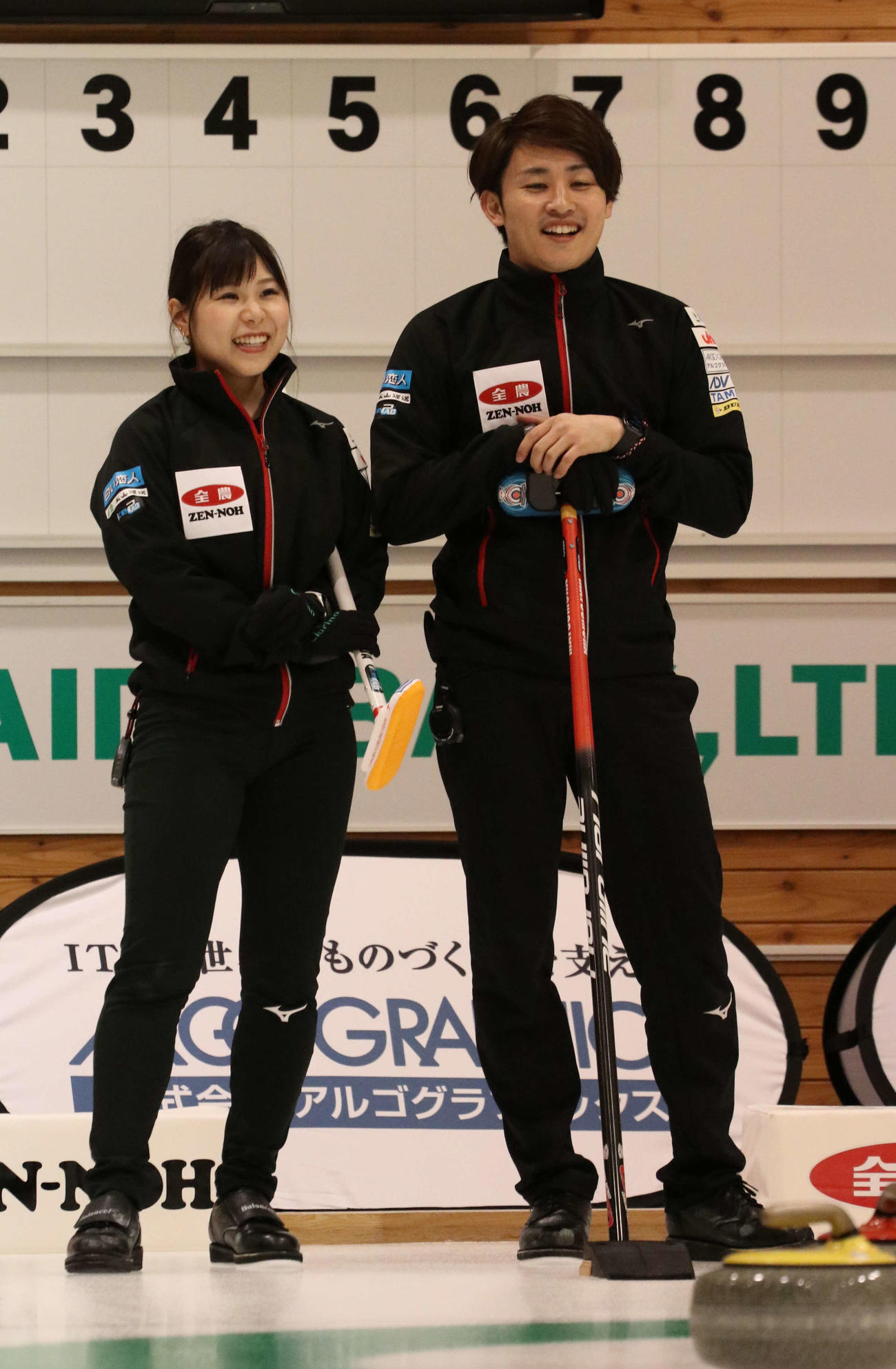 吉田夕梨花（左）と松村雄太（2020年2月25日撮影）