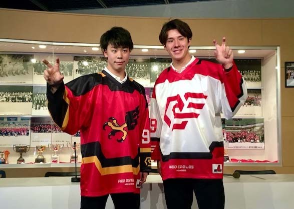 レッドイーグルス北海道の新ユニホームを着用する（左から）FW相木、DFハリデー。左がホーム、右がアウェー用（レッドイーグルス北海道提供）