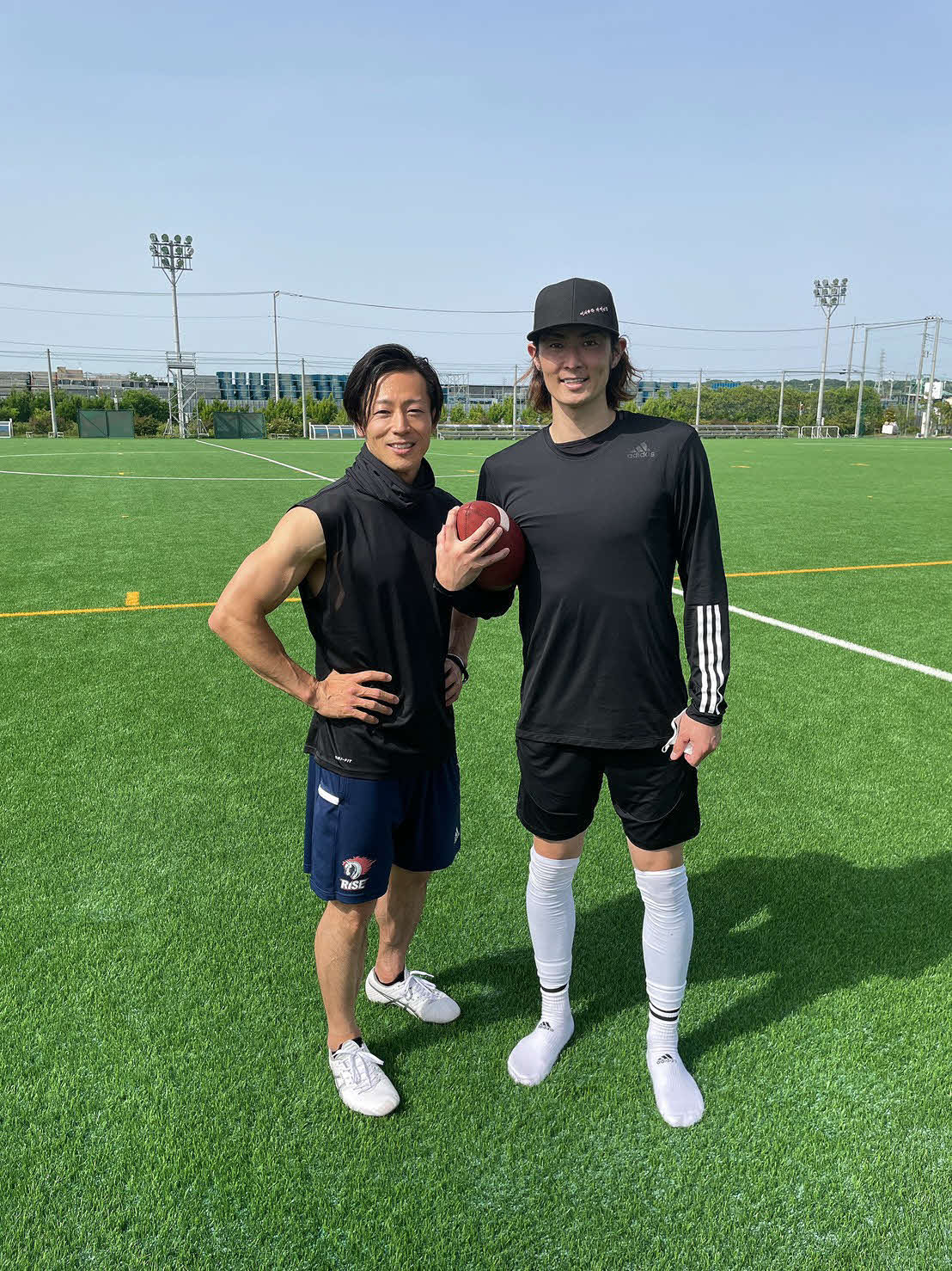 野球からアメフトに転向する前DeNAの石川雄洋氏（右）。左はノジマ相模原ライズの前田一之WRコーチ（本人提供）