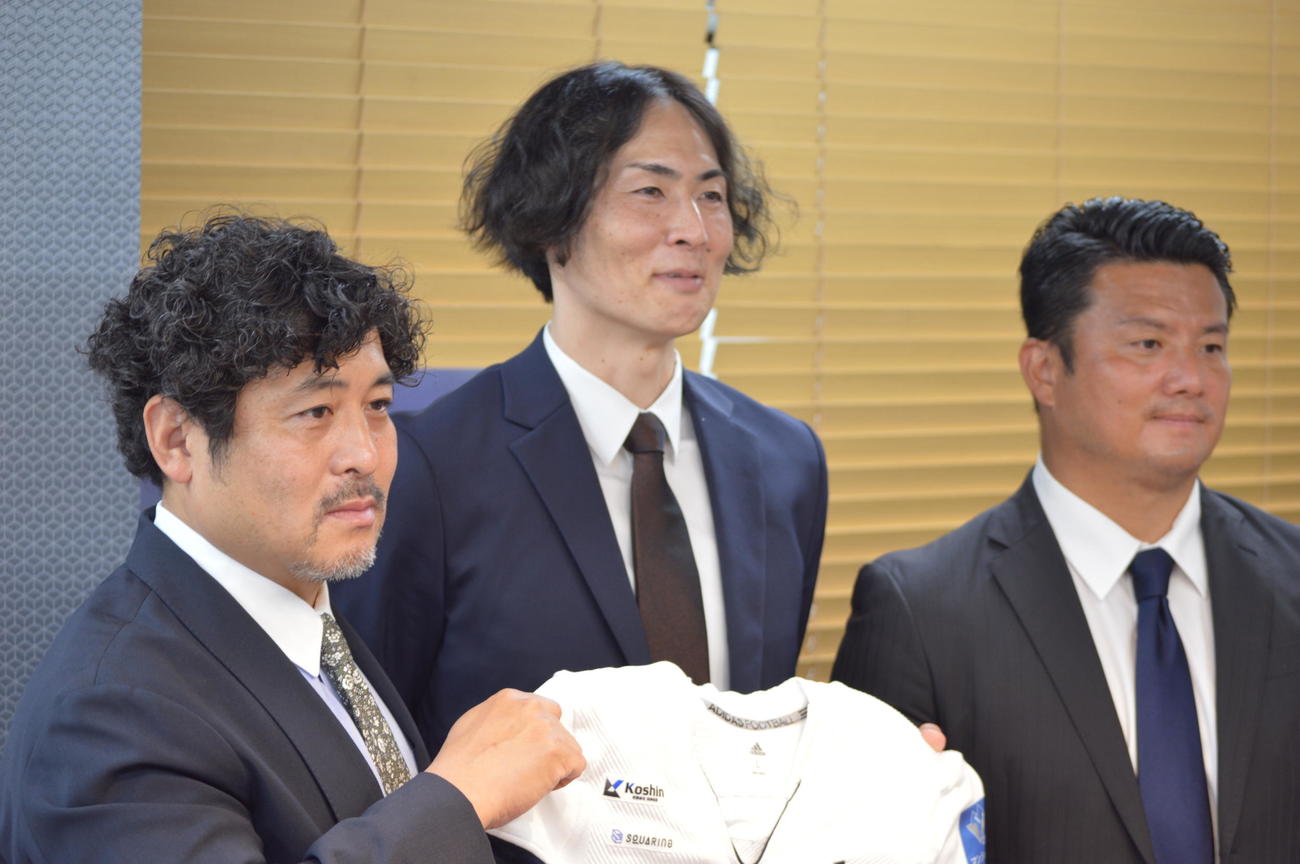 ノジマ相模原ライズの入団会見に臨んだ元DeNAの石川氏（中央）。左は石井ゼネラルマネージャー、右は城ケ滝ヘッドコーチ（ノジマ相模原ライズ提供）