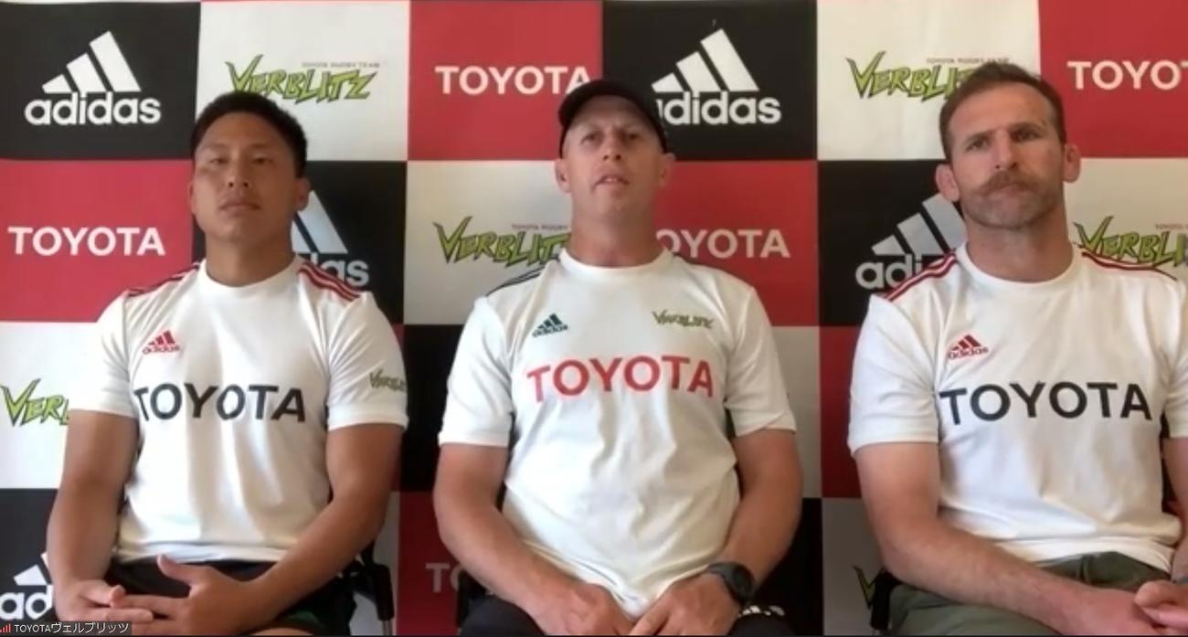 パナソニックとの準決勝へ思いを語るトヨタ自動車のサイモン・クロン・ヘッドコーチ（中央）と共同主将のSH茂野海人（左）、NO8キーラン・リード（右）