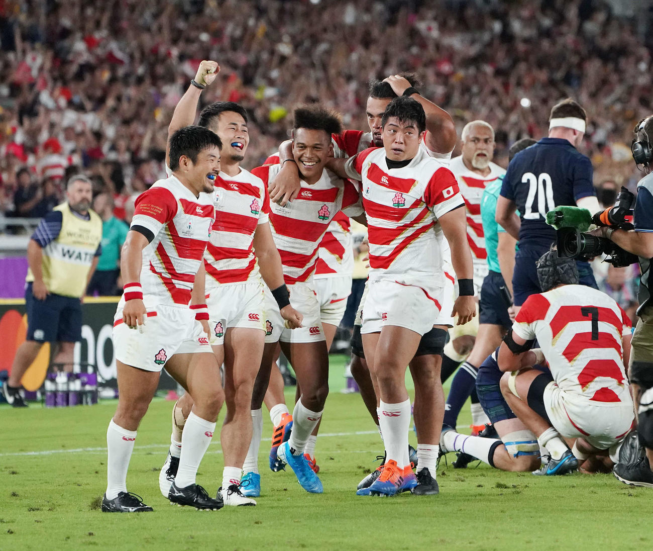 スコットランドに勝利し決勝トーナメント進出を決め歓喜する日本の選手たち（2019年10月13日撮影）
