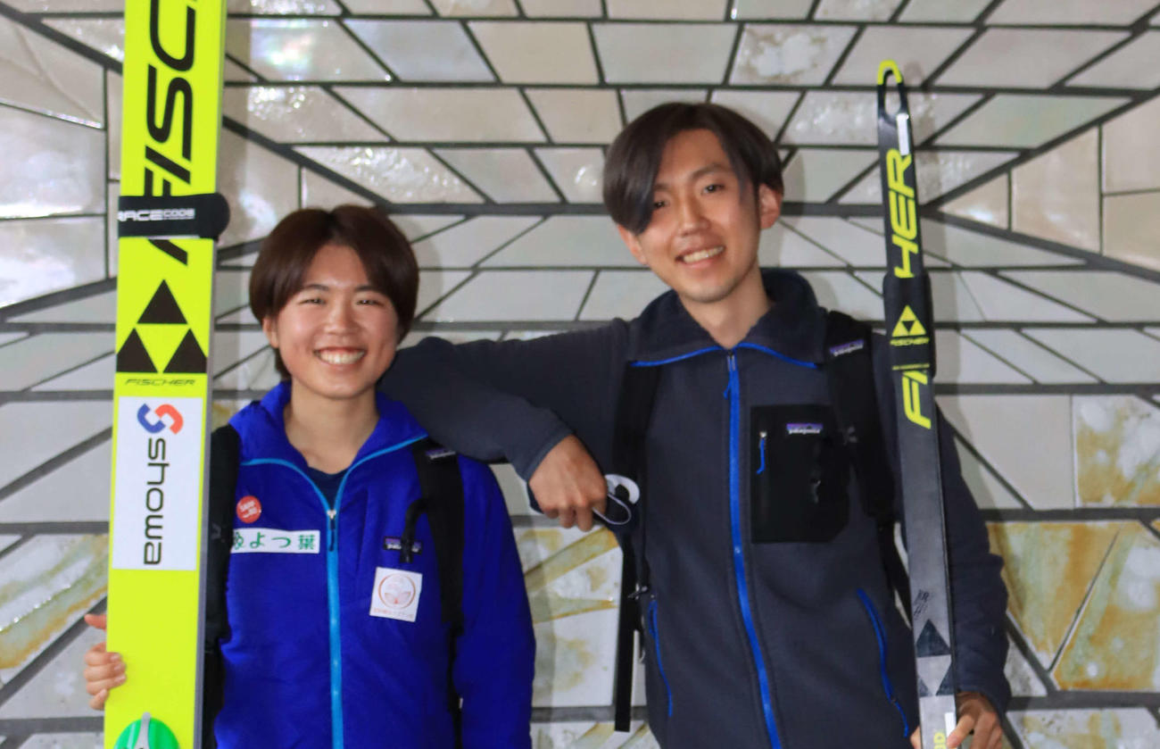 ジャンプ男子の中村直幹（右）と複合選手の妹安寿（撮影・保坂果那）