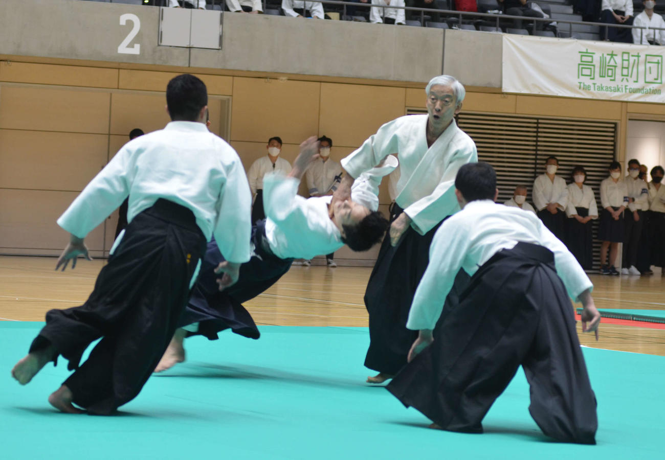 総合演武で3人を相手にする植芝守央合気会道主（後方右）（撮影・吉池彰）