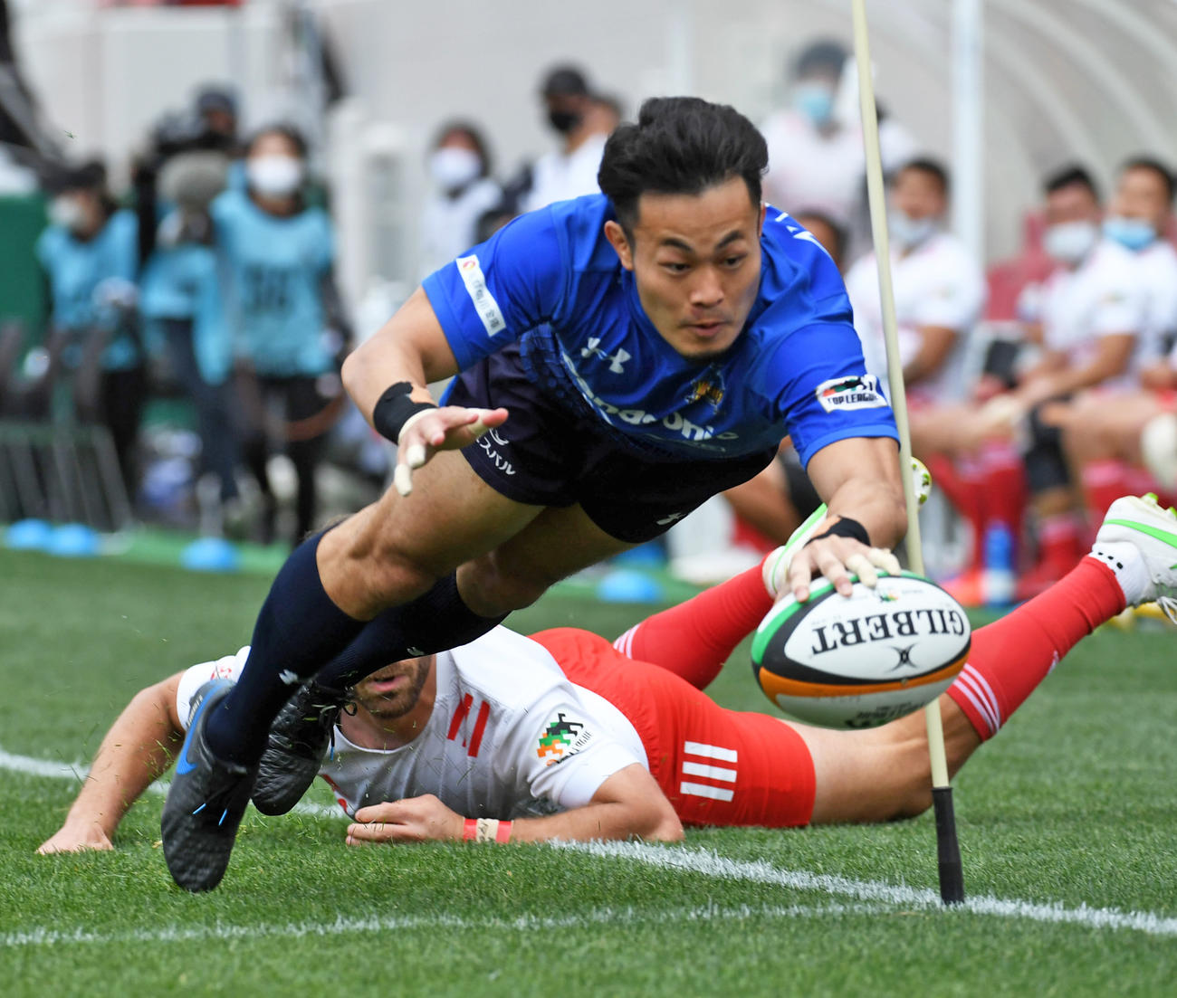 前半、ノーホイッスルトライを左隅に決めるパナソニックWTB福岡（撮影・和賀正仁）