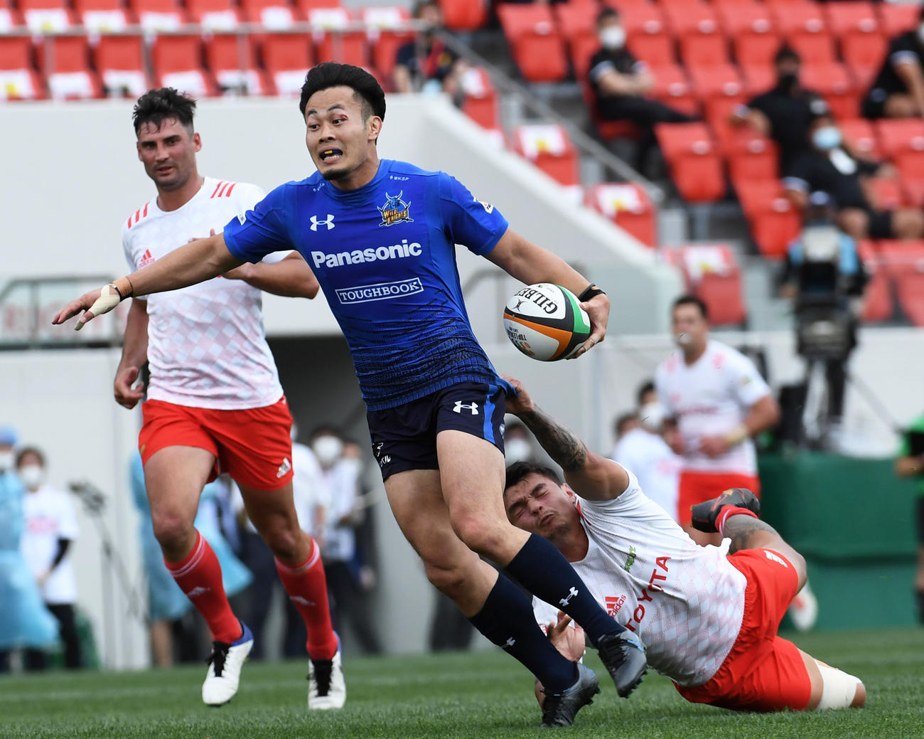 後半、キックをキャッチしたパナソニックWTB福岡はタックルを振り切りダメ押しのトライ（撮影・和賀正仁）