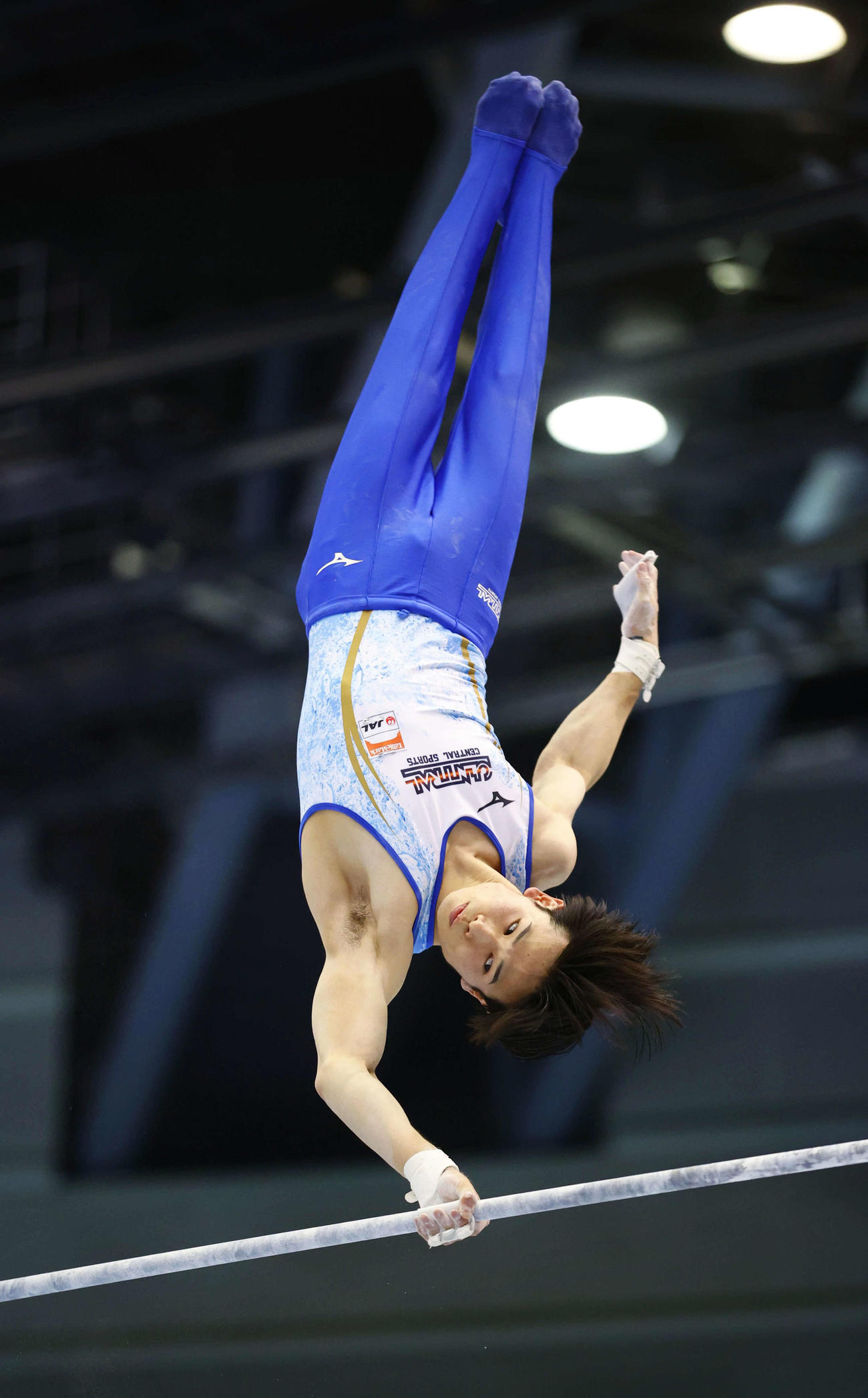 男子個人総合で2位に入り、東京五輪出場を決めた萱の鉄棒（代表撮影）