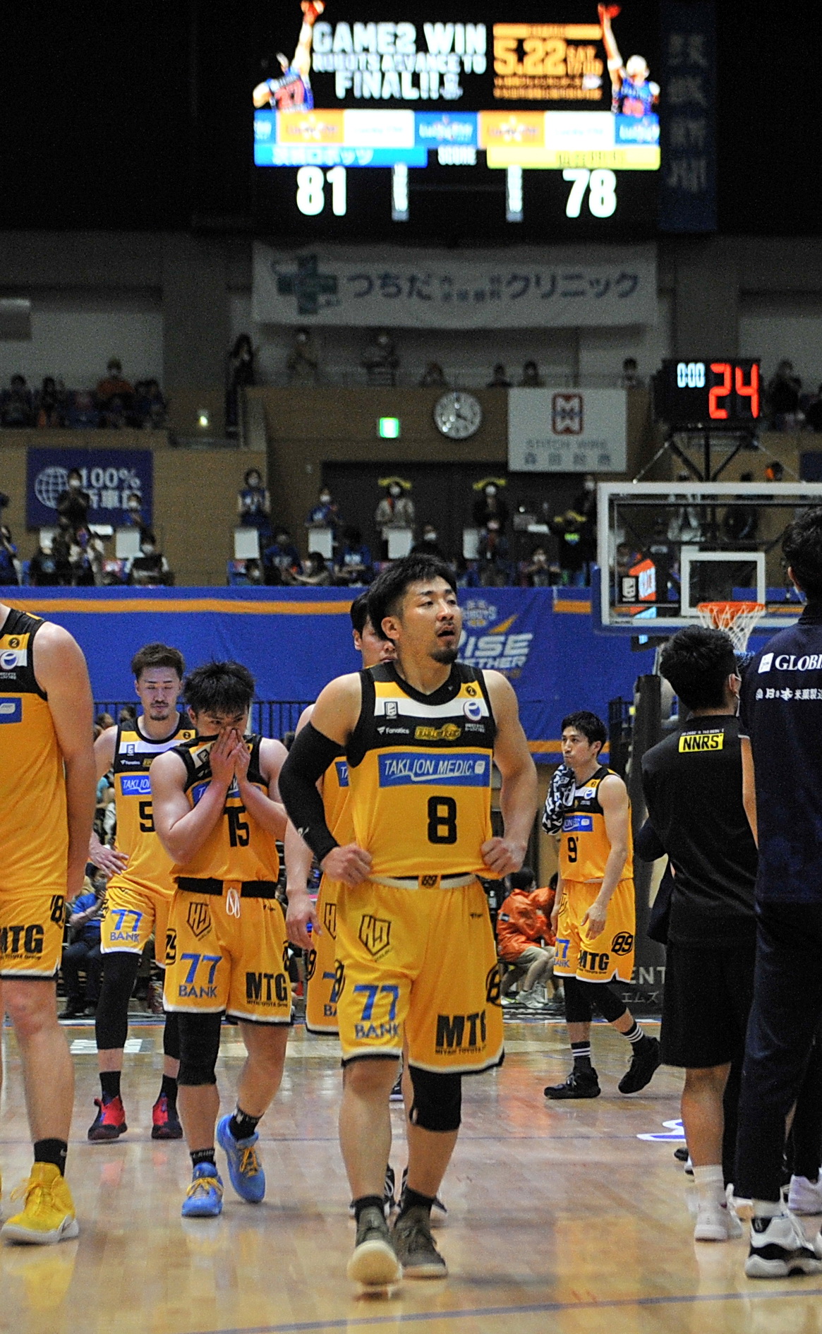 B1昇格の夢が消えた仙台は、月野主将（右）、渡辺らが肩を落として引き揚げる
