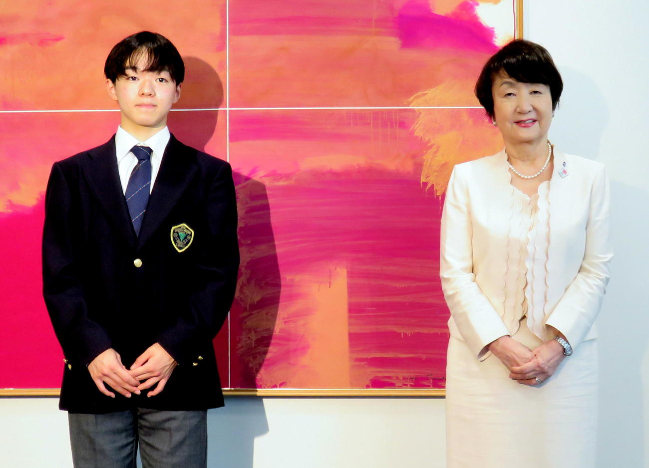 横浜市役所に林文子市長（右）を表敬訪問したフィギュアスケート男子の鍵山優真（撮影・木下淳）