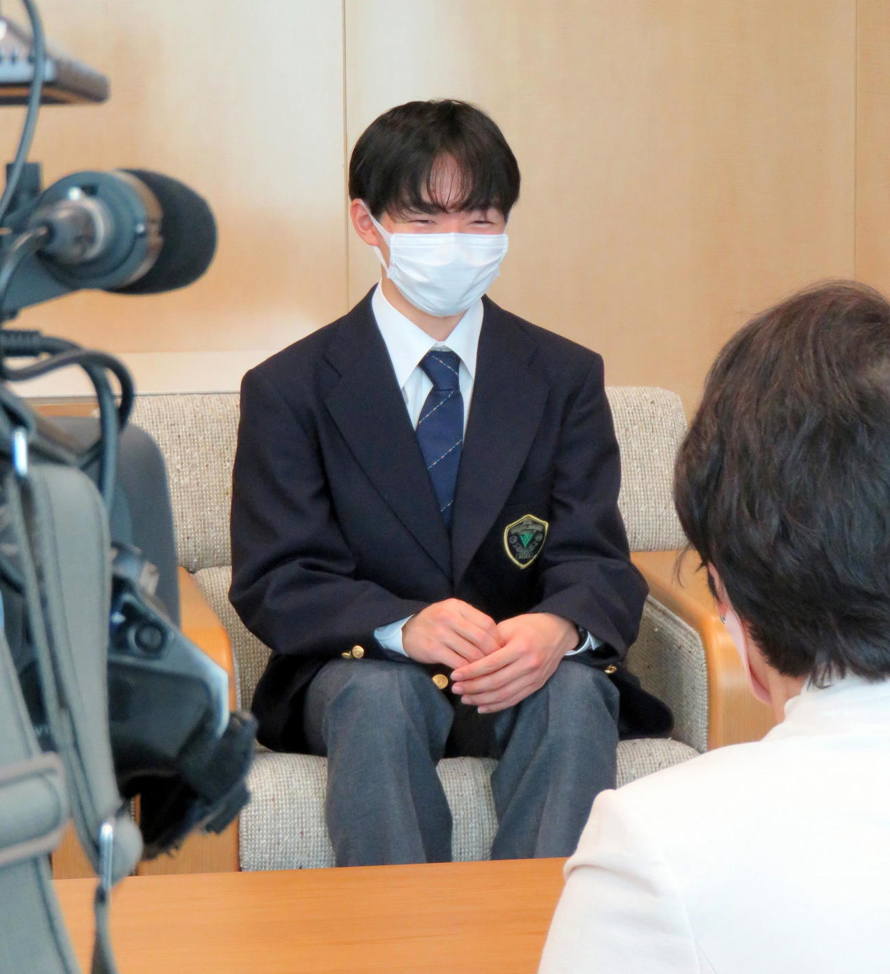 横浜市役所に林文子市長（背中）を表敬訪問したフィギュアスケート男子の鍵山優真（撮影・木下淳）