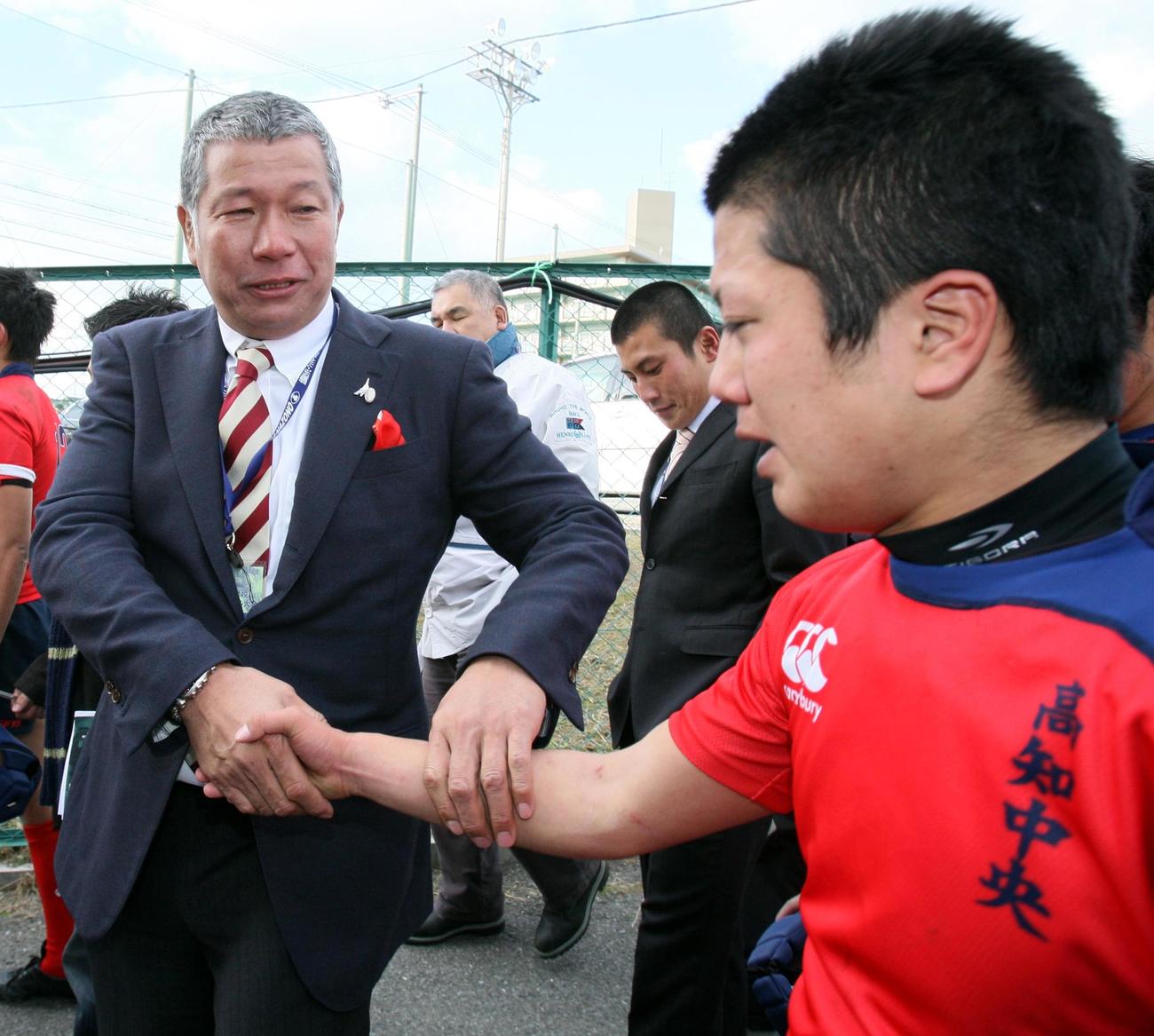 第88回全国高校ラグビー・初日・1回戦　平工対高知中央　試合後、選手らと涙ながらに握手する高知中央・大八木淳史GM（左）
