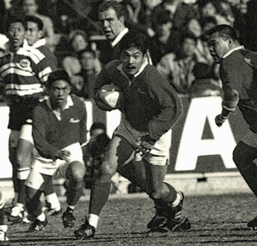 94年、12月のサントリー戦では苦戦を強いられたが、最後は突き放した。中央は平尾氏（神戸製鋼70年史より）