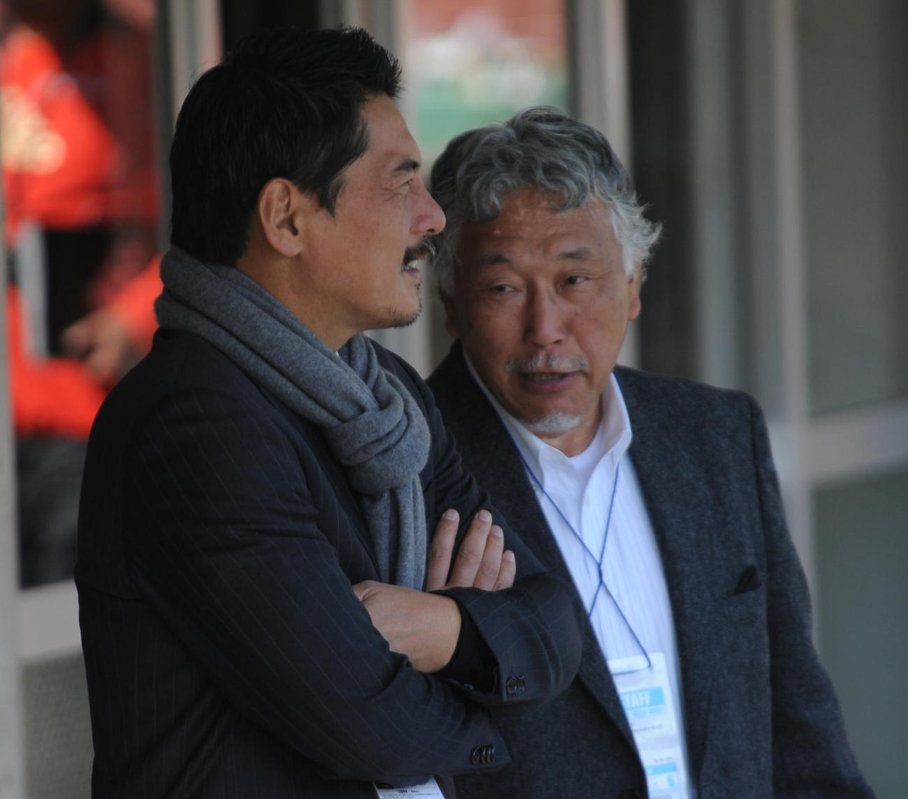 13年12月1日、サントリー戦で笑顔を見せる上門俊男さん（右）と平尾誠二さん（神戸製鋼提供）