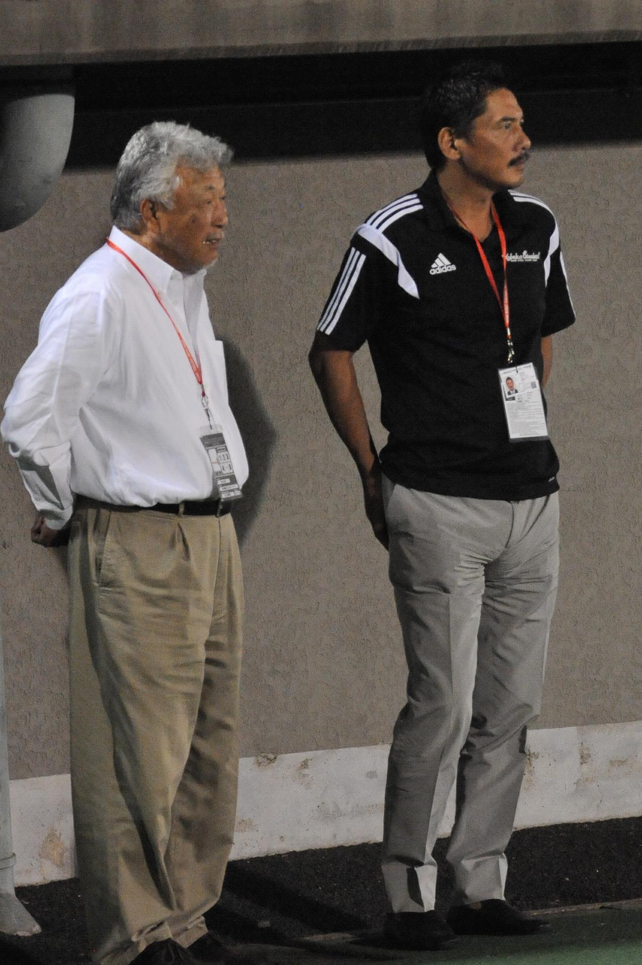 14年9月19日、サントリー戦を見守る上門俊男さん（左）と平尾誠二さん（神戸製鋼提供）