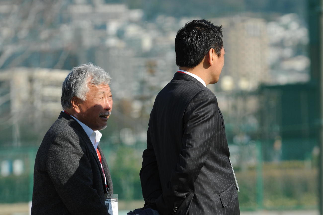 15年1月24日、ヤマハ発動機戦に臨む選手を見守る上門俊男さん（左）と平尾誠二さん（神戸製鋼提供）