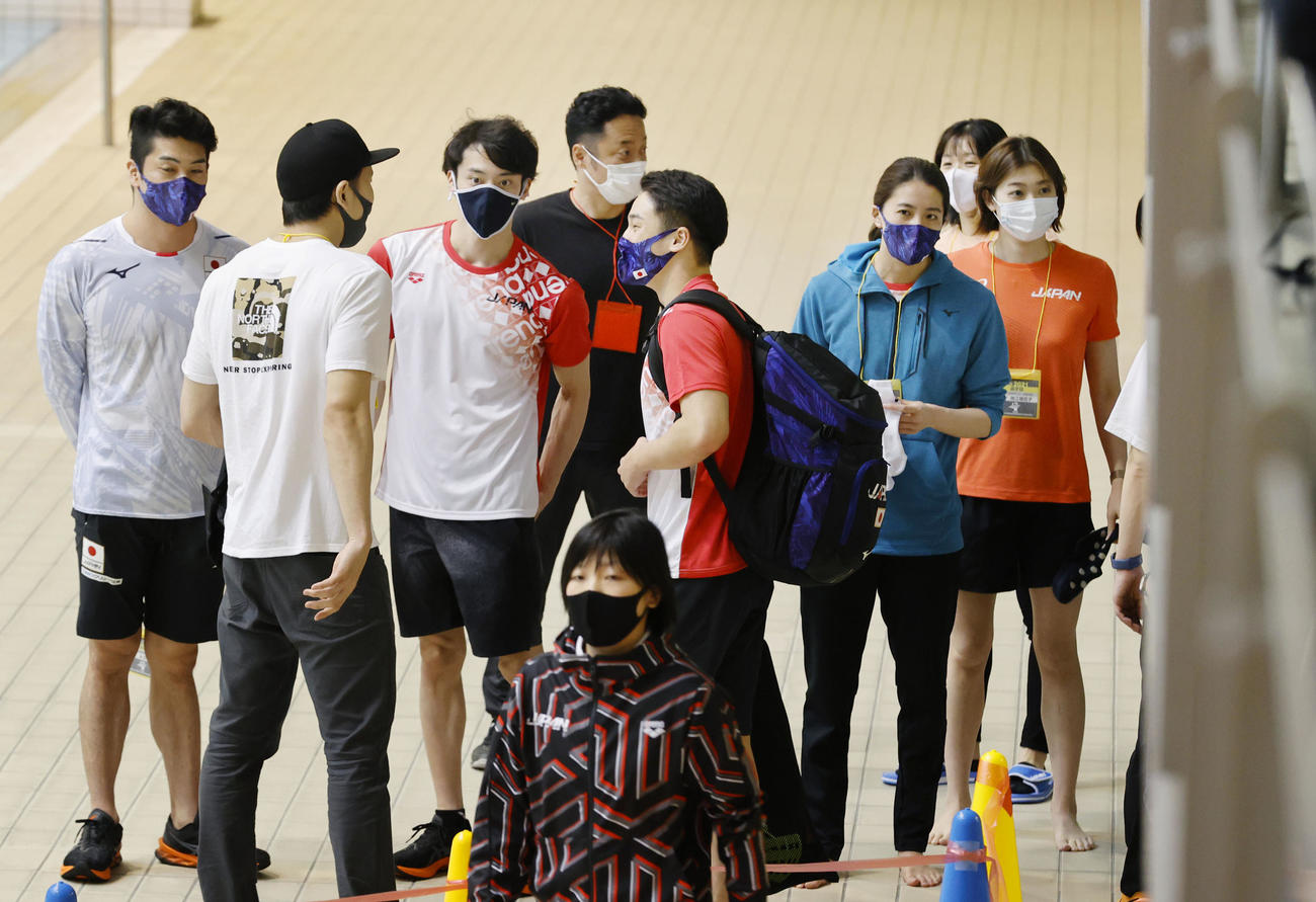山新スイミングアリーナを訪れた池江（右端）、大橋（右から3人目）ら競泳日本代表メンバー（代表撮影）